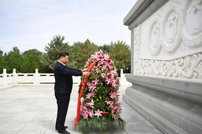 2019年8月20日，习近平来到甘肃省张掖市高台县，瞻仰中国工农红军西路军纪念碑，向革命先烈敬献花篮。